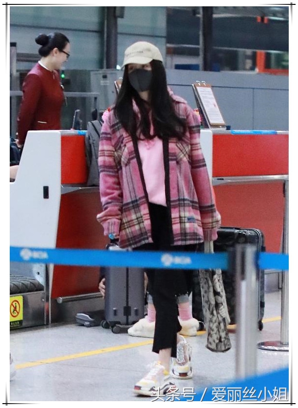 杨幂穿搭露腿靴子,杨幂黑细裤穿搭