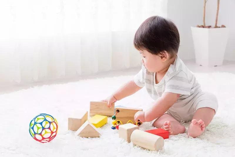 宝宝一直哭就粘人,孩子爱哭粘人是什么原因