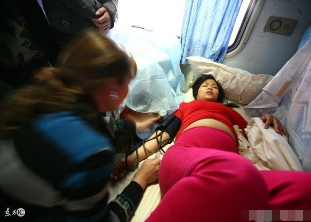 40周孕妇生孩子,下面被塞东西,太尴尬了