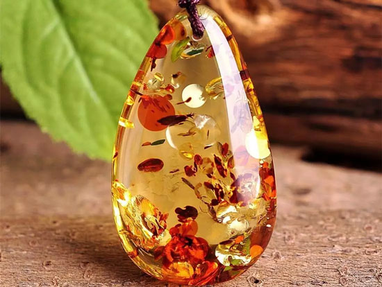 蜜蜡上的小坑坑是什么,蜜蜡很深的坑雕刻什么