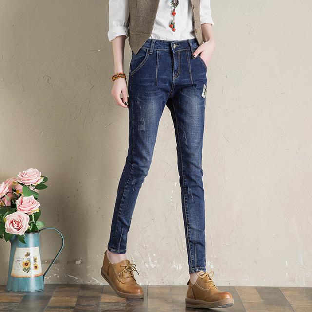 早春穿搭微胖牛仔裤配一字肩毛衣,潮流长款毛衣外套配牛仔裤穿搭