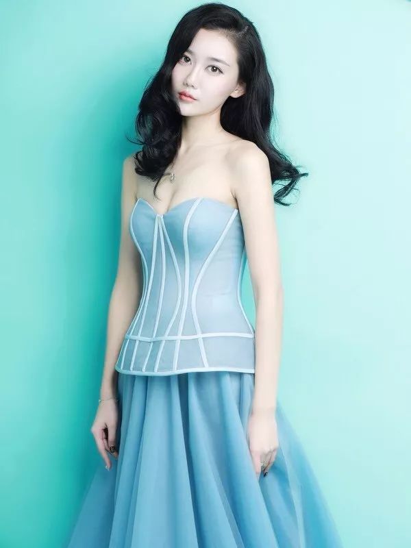 马甲线与大长腿齐飞,她却成了来疯“话唠”天后