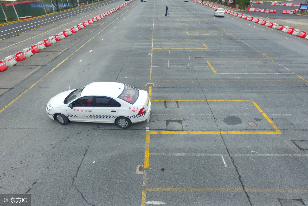 科目二挂车倒车入库绝招一把过,科目二倒车入库一把进怎么操作