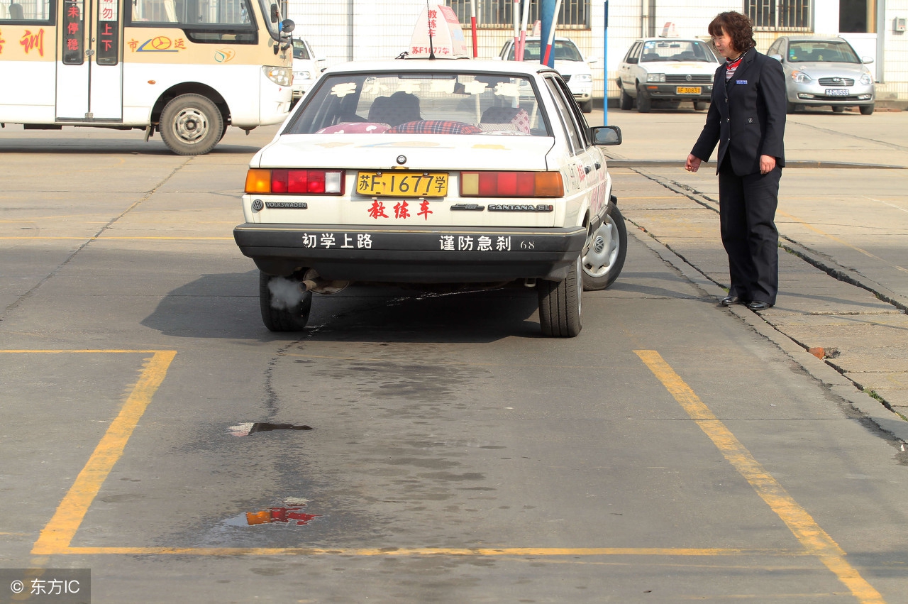 科目二挂车倒车入库绝招一把过,科目二倒车入库一把进怎么操作