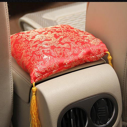 行驶在大街上俨然就是移动的风景,行驶在路上车子图片