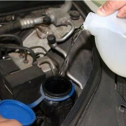 夏天到了水可以代替防冻液吗,夏天蒸馏水可以代替玻璃水吗