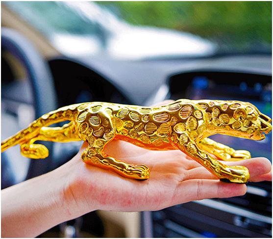 行驶在大街上俨然就是移动的风景,行驶在路上车子图片