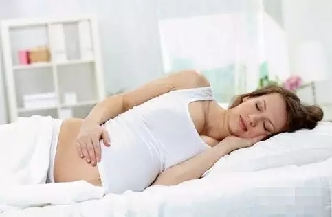 二胎生孩子大出血,二胎妈妈在家分娩