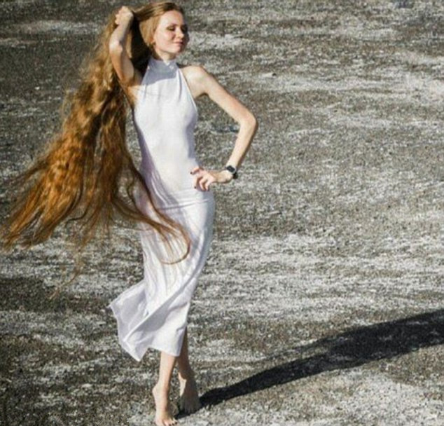 俄罗斯女孩13年不剪头发:长发公主吸粉10万