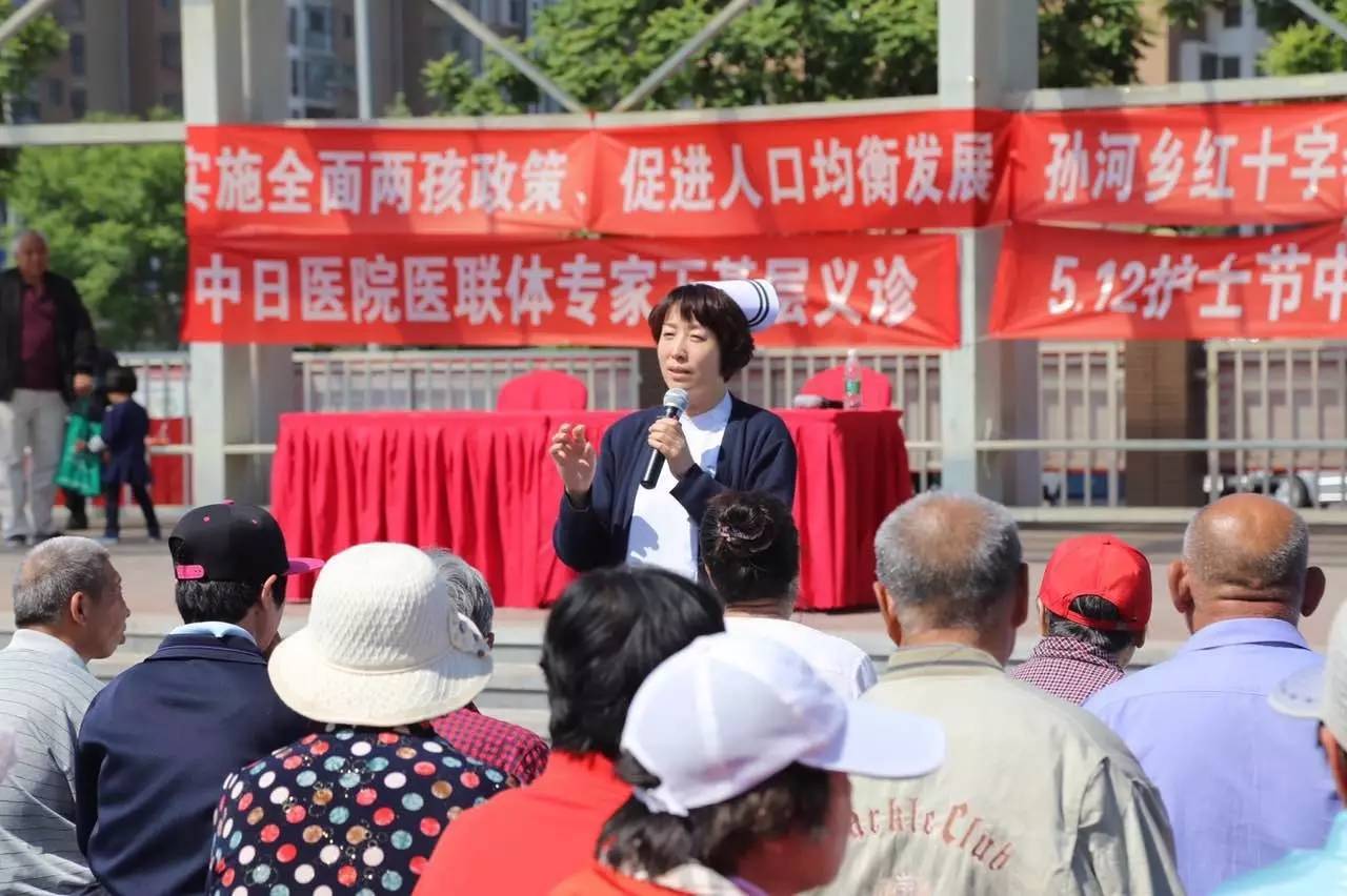 医护人员进社区义诊教老人护牙,省级医学专家下基层服务百姓健康