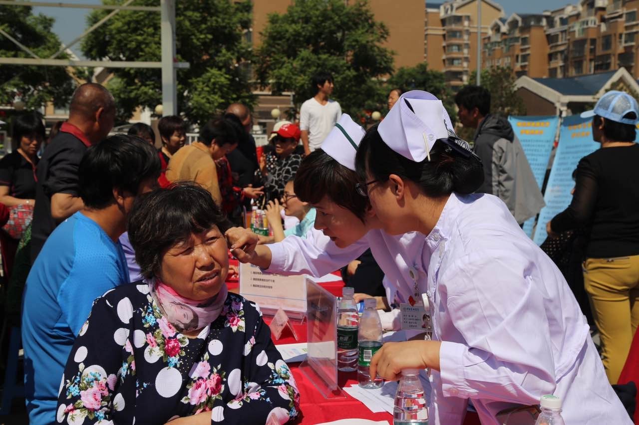 医护人员进社区义诊教老人护牙,省级医学专家下基层服务百姓健康