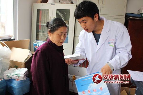 部队春节走访慰问贫困户巡诊送药,解放军军医为灾区群众检查送药
