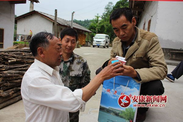 部队春节走访慰问贫困户巡诊送药,解放军军医为灾区群众检查送药