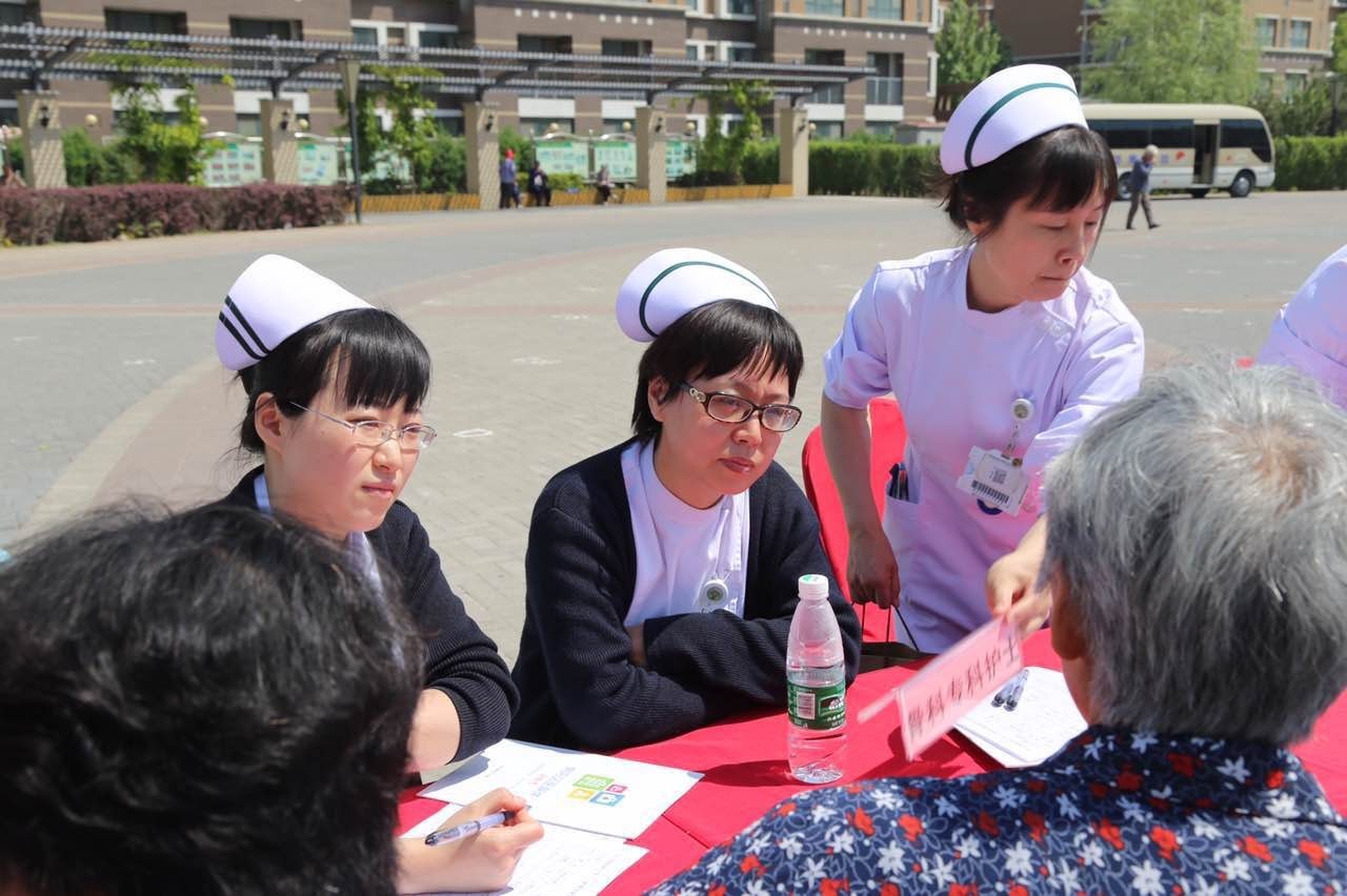 医护人员进社区义诊教老人护牙,省级医学专家下基层服务百姓健康