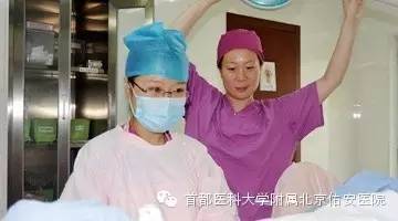 佑安医院关怀病房,佑安医院护士照顾年迈老人