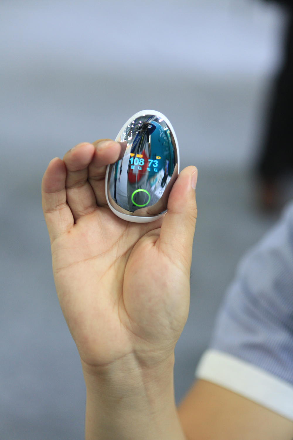 智博会上的浙江制造“花头经”蛮透“智行车”带社交功能“暖心蛋”10秒测血压