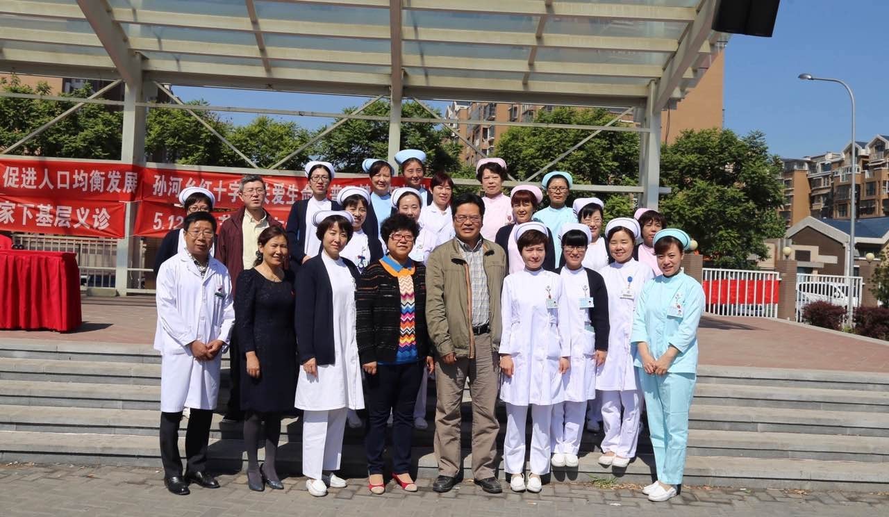 医护人员进社区义诊教老人护牙,省级医学专家下基层服务百姓健康