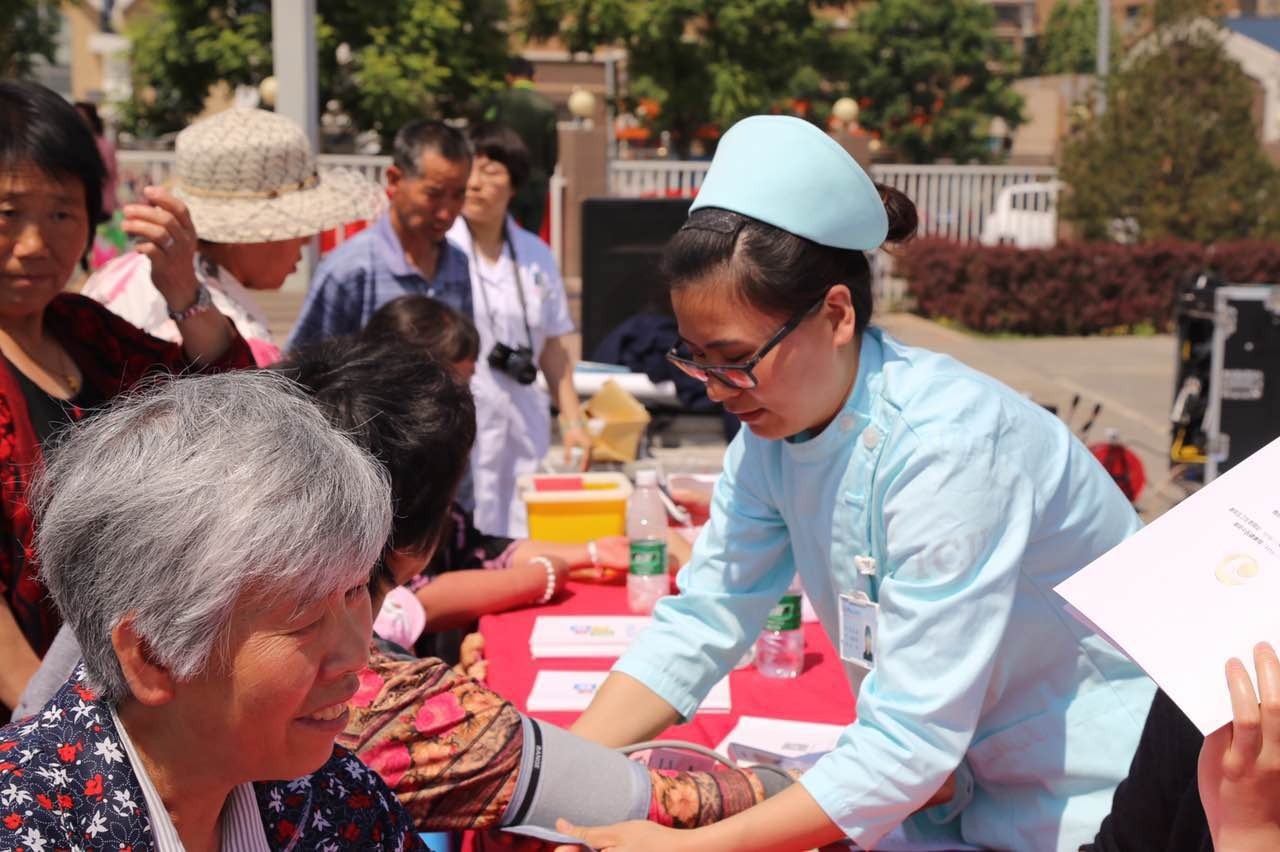 医护人员进社区义诊教老人护牙,省级医学专家下基层服务百姓健康