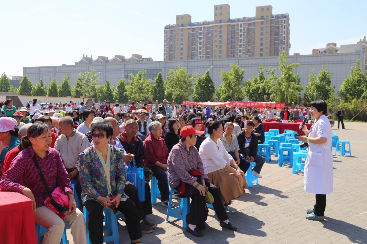 医护人员进社区义诊教老人护牙,省级医学专家下基层服务百姓健康