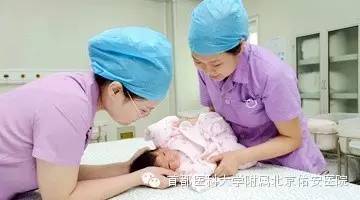 佑安医院关怀病房,佑安医院护士照顾年迈老人