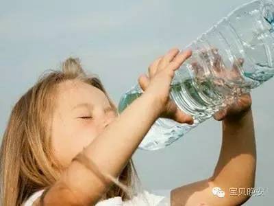 小孩子不喝水得肾结石的视频,整天不喝水的孩子会怎样