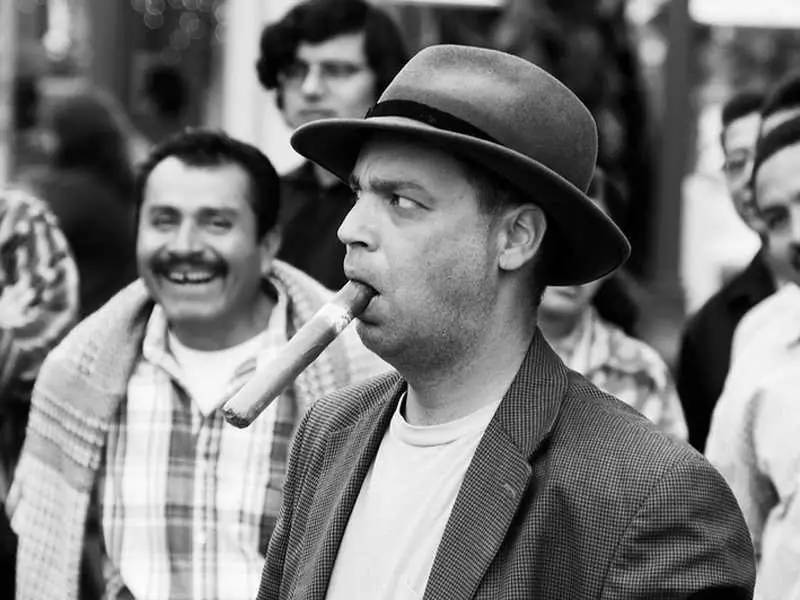 抽雪茄和抽烟一个性质吗,抽雪茄比抽烟健康吗