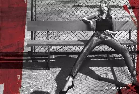 总是性挑逗的CK,这次的广告又被举报了