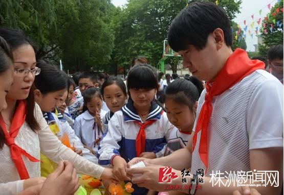 红领巾相约中国梦株洲企业捐少先队活动室
