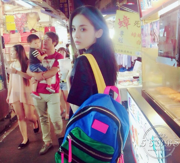 不得不承认她确实用水光肌和扇风耳K.O掉了爽妹子！