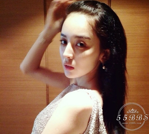 不得不承认她确实用水光肌和扇风耳K.O掉了爽妹子！