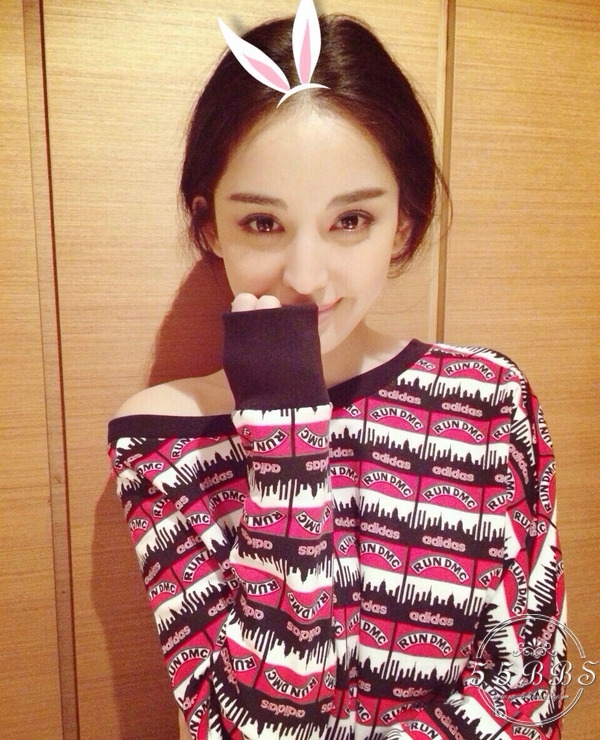 不得不承认她确实用水光肌和扇风耳K.O掉了爽妹子！