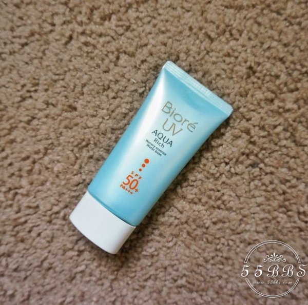 不得不承认她确实用水光肌和扇风耳K.O掉了爽妹子！