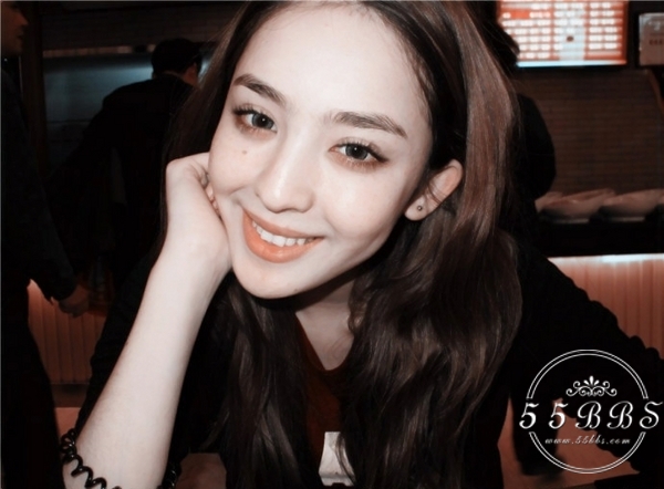 不得不承认她确实用水光肌和扇风耳K.O掉了爽妹子！