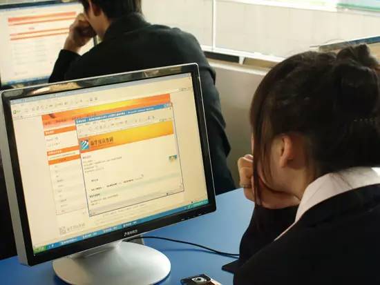 他上门迷奸女客户，事后留在家中给她煮解药！还有大驻马的她在前进路上...