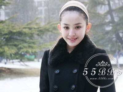 不得不承认她确实用水光肌和扇风耳K.O掉了爽妹子！