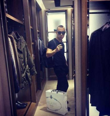 只是纯粹想分享个状态吗?不,因为穷的只剩钱了