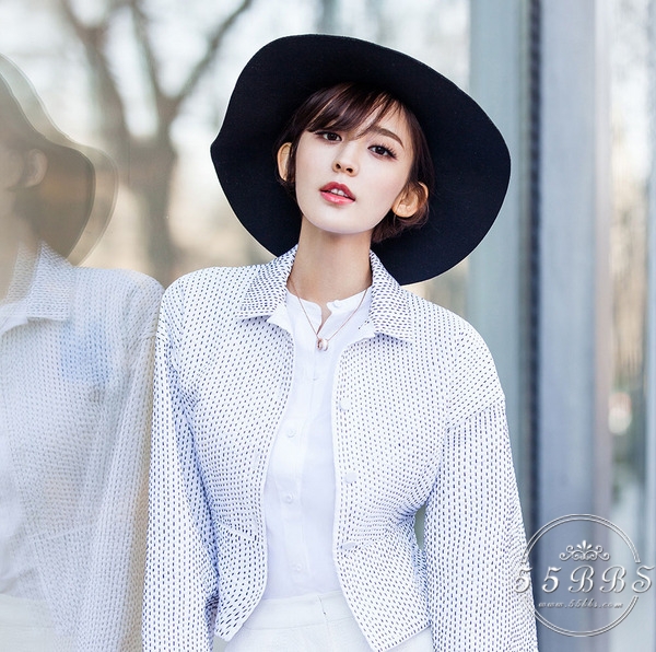 不得不承认她确实用水光肌和扇风耳K.O掉了爽妹子！