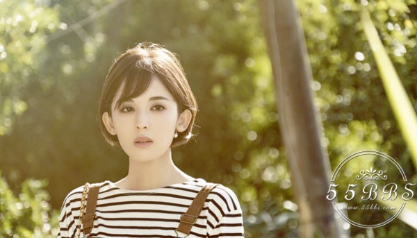 不得不承认她确实用水光肌和扇风耳K.O掉了爽妹子！