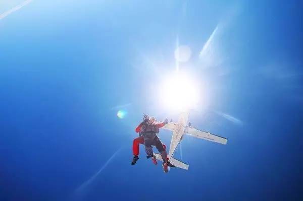 高空跳伞可不可怕,高空跳伞值得玩吗