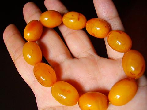 蜜蜡上的小坑坑是什么,蜜蜡很深的坑雕刻什么