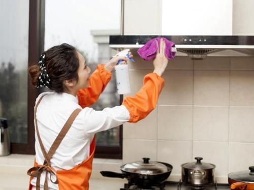 厨房墙壁、水池……这些“油渍聚集地”该如何清理呢?