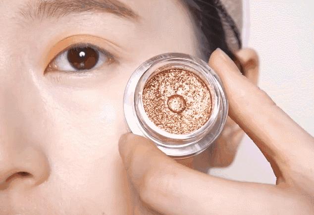 春天很适合粉粉嫩嫩的妆容 (美妆视频教程适合郊游的春日妆容)