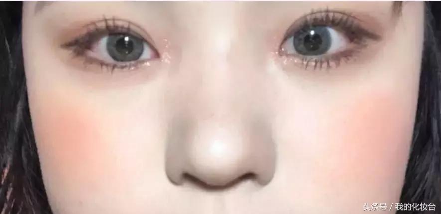 春天很适合粉粉嫩嫩的妆容 (美妆视频教程适合郊游的春日妆容)