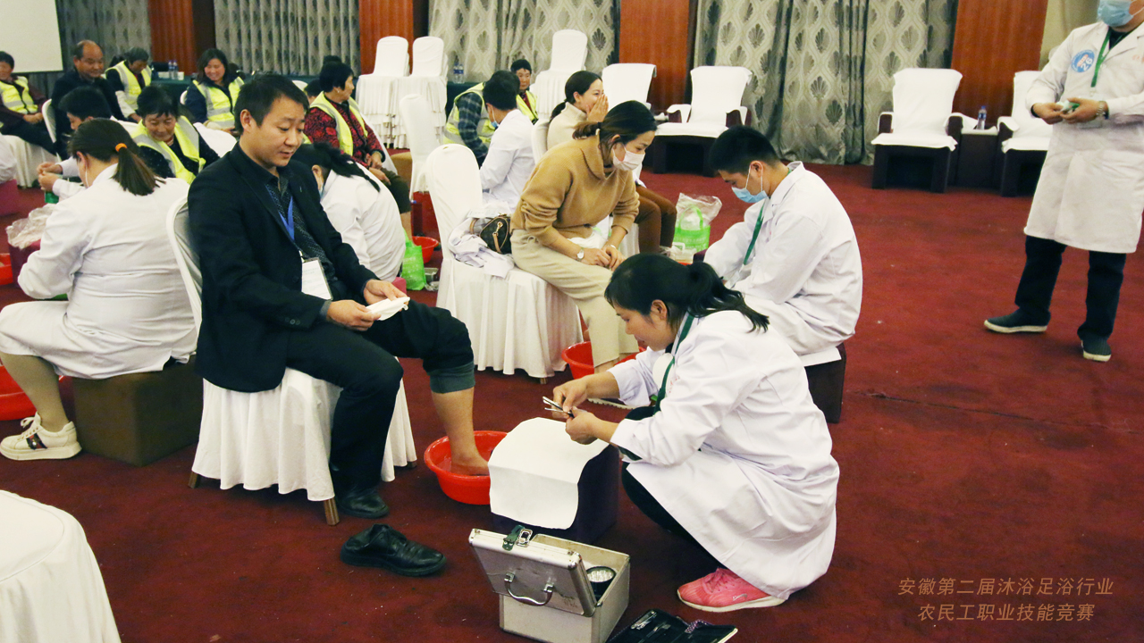 请不要用有色眼镜看人的着装,请不要用有色眼镜看待任何人