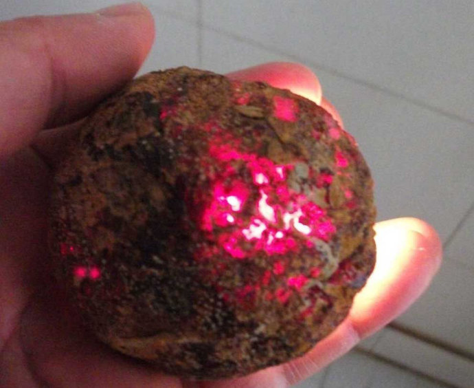 蜜蜡上的小坑坑是什么,蜜蜡很深的坑雕刻什么