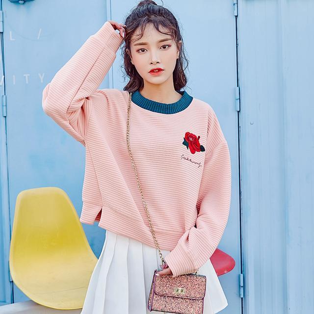 早春穿搭微胖牛仔裤配一字肩毛衣,潮流长款毛衣外套配牛仔裤穿搭