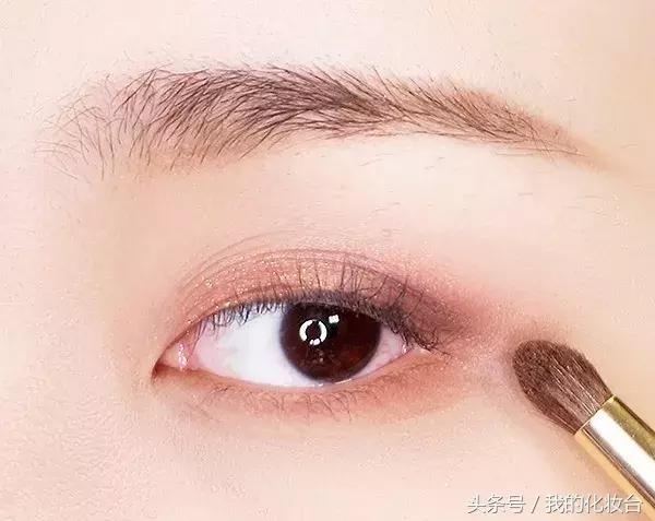 春天很适合粉粉嫩嫩的妆容 (美妆视频教程适合郊游的春日妆容)