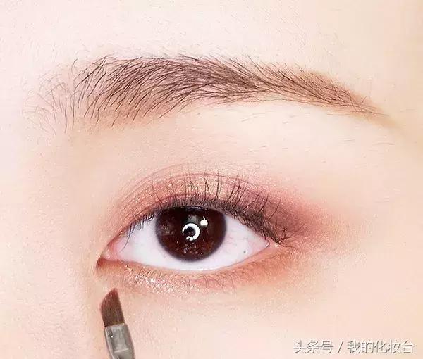 春天很适合粉粉嫩嫩的妆容 (美妆视频教程适合郊游的春日妆容)