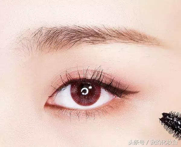 春天很适合粉粉嫩嫩的妆容 (美妆视频教程适合郊游的春日妆容)