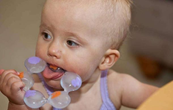 6个月宝宝长牙了需要注意什么,6个月宝宝长牙在侧面怎么回事